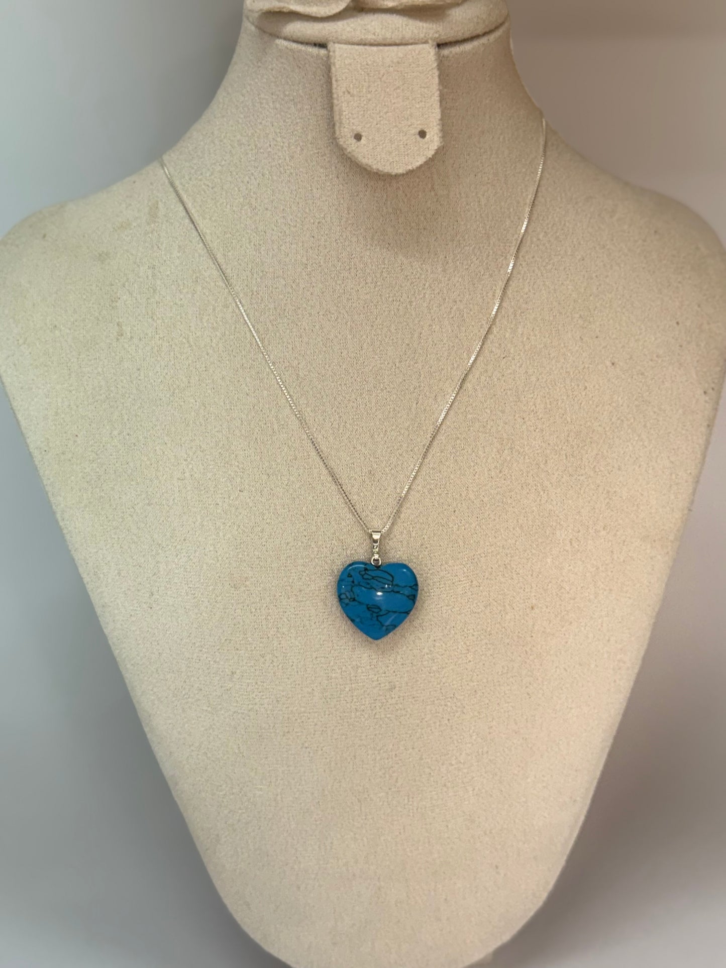 Pendentif Cœur en Howlite Turquoise – Sérénité & Expression