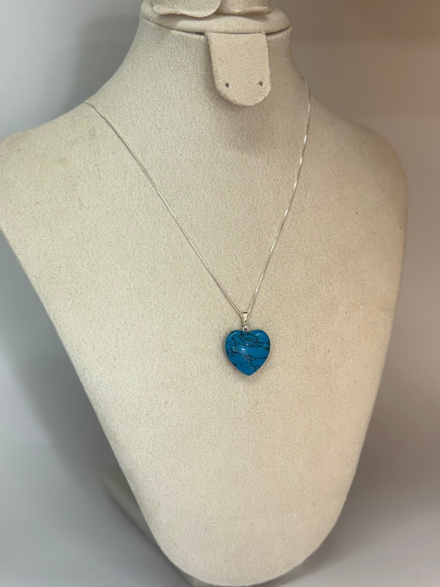 Pendentif Cœur en Howlite Turquoise – Sérénité & Expression