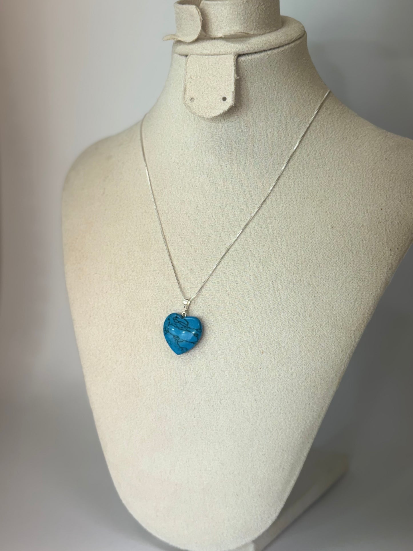 Pendentif Cœur en Howlite Turquoise – Sérénité & Expression