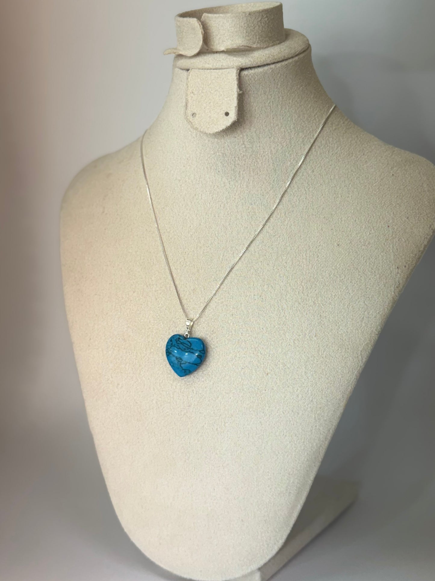 Pendentif Cœur en Howlite Turquoise – Sérénité & Expression
