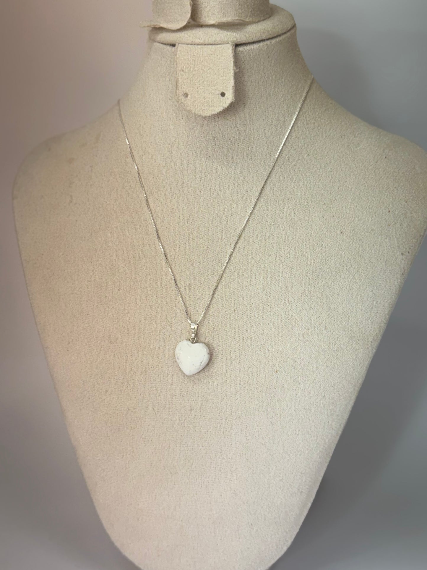 Pendentif Cœur en Howlite Blanche – Apaisement & Clarté