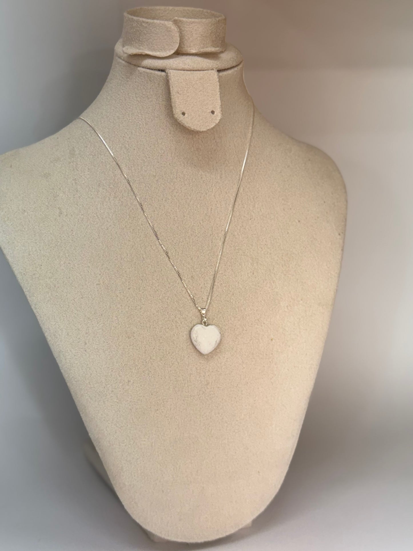 Pendentif Cœur en Howlite Blanche – Apaisement & Clarté