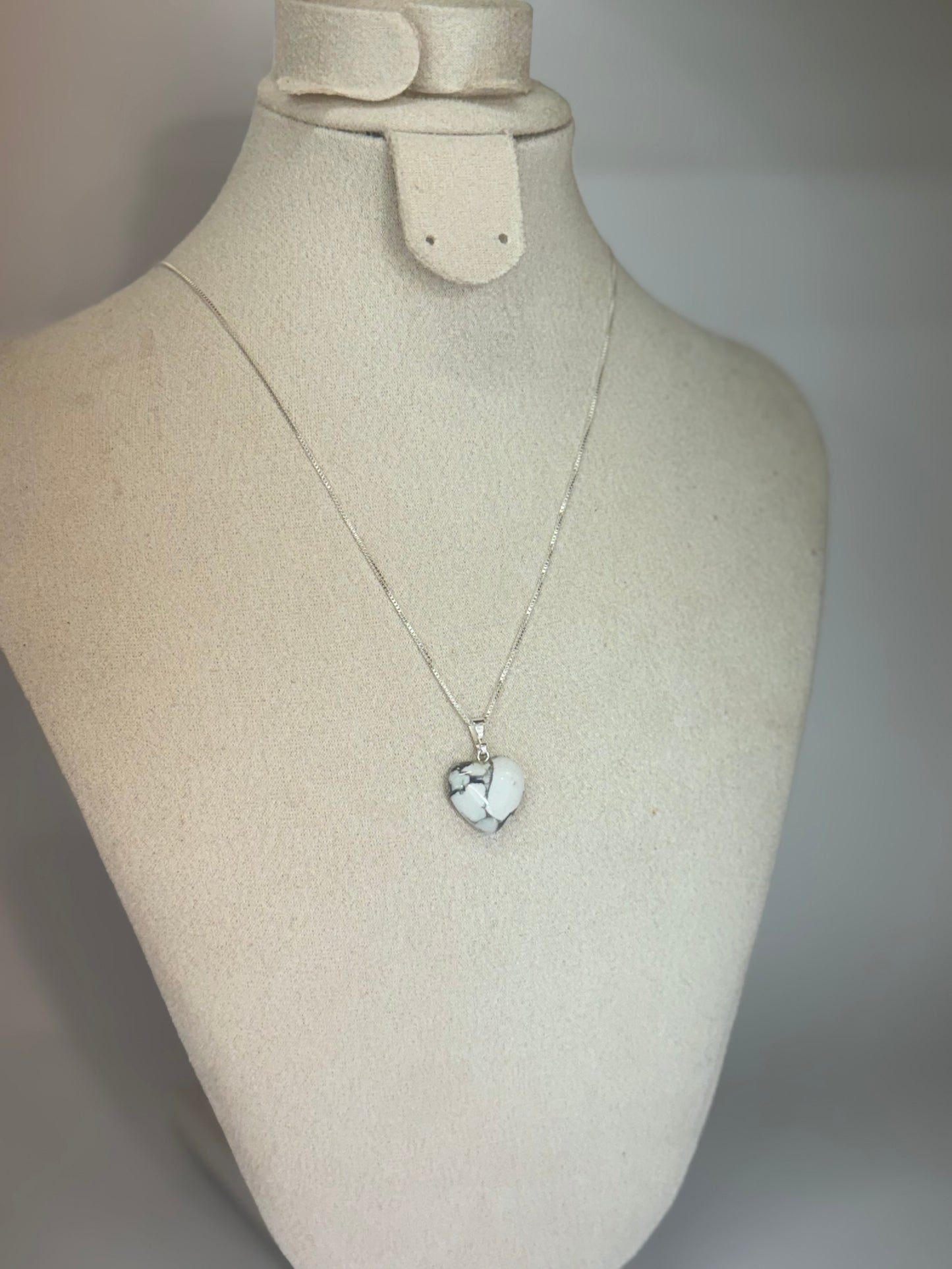 Pendentif Cœur en Howlite Marbrée – Équilibre & Douceur