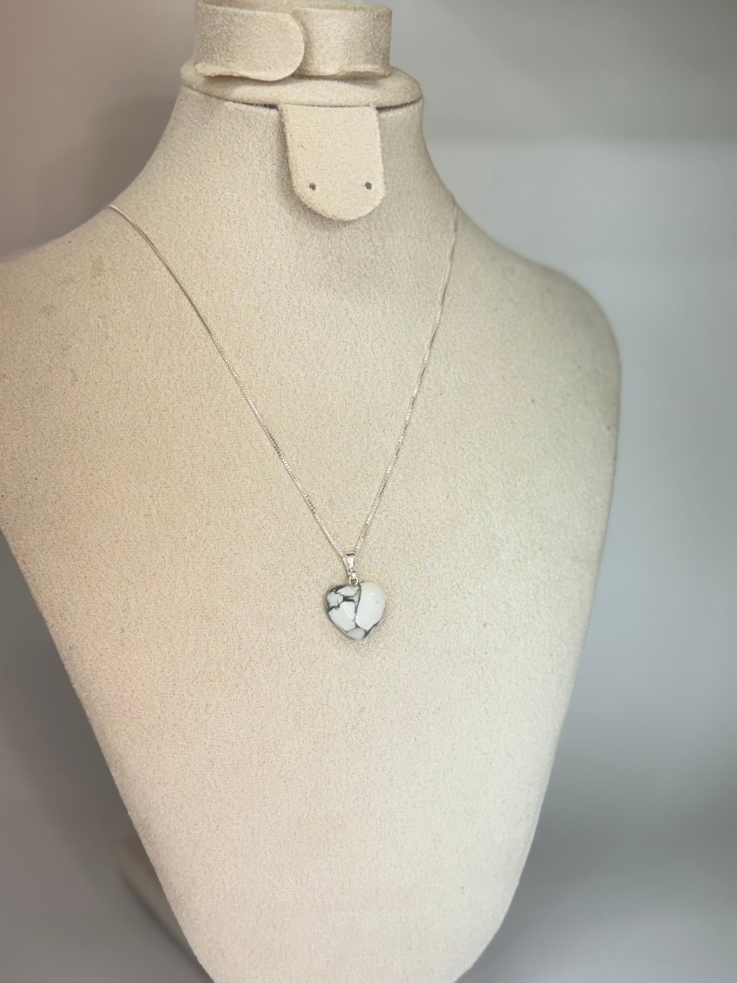 Pendentif Cœur en Howlite Marbrée – Équilibre & Douceur