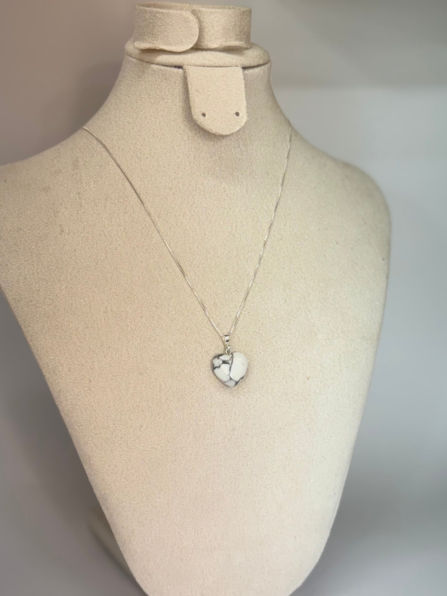 Pendentif Cœur en Howlite Marbrée – Équilibre & Douceur