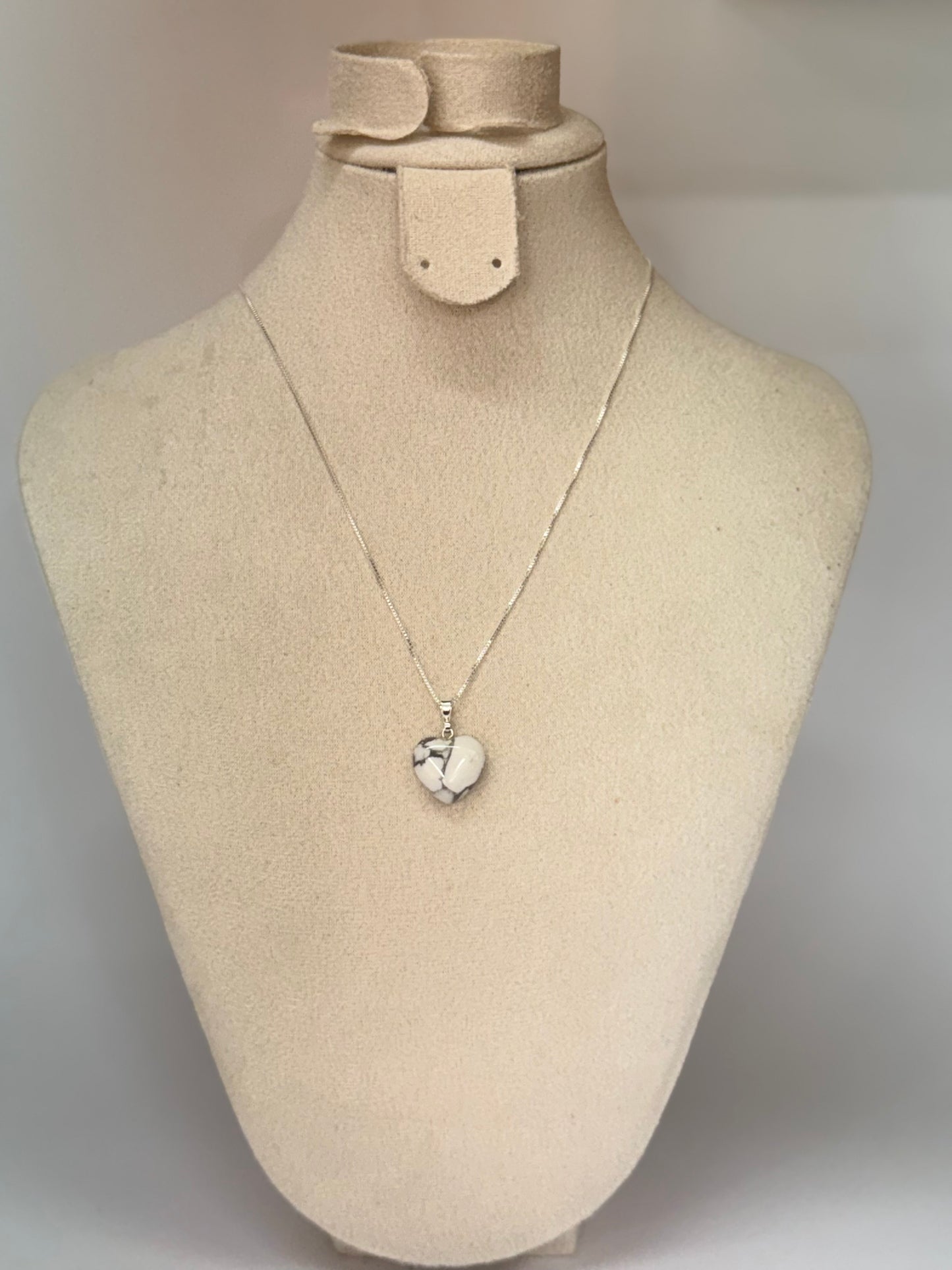 Pendentif Cœur en Howlite Marbrée – Équilibre & Douceur