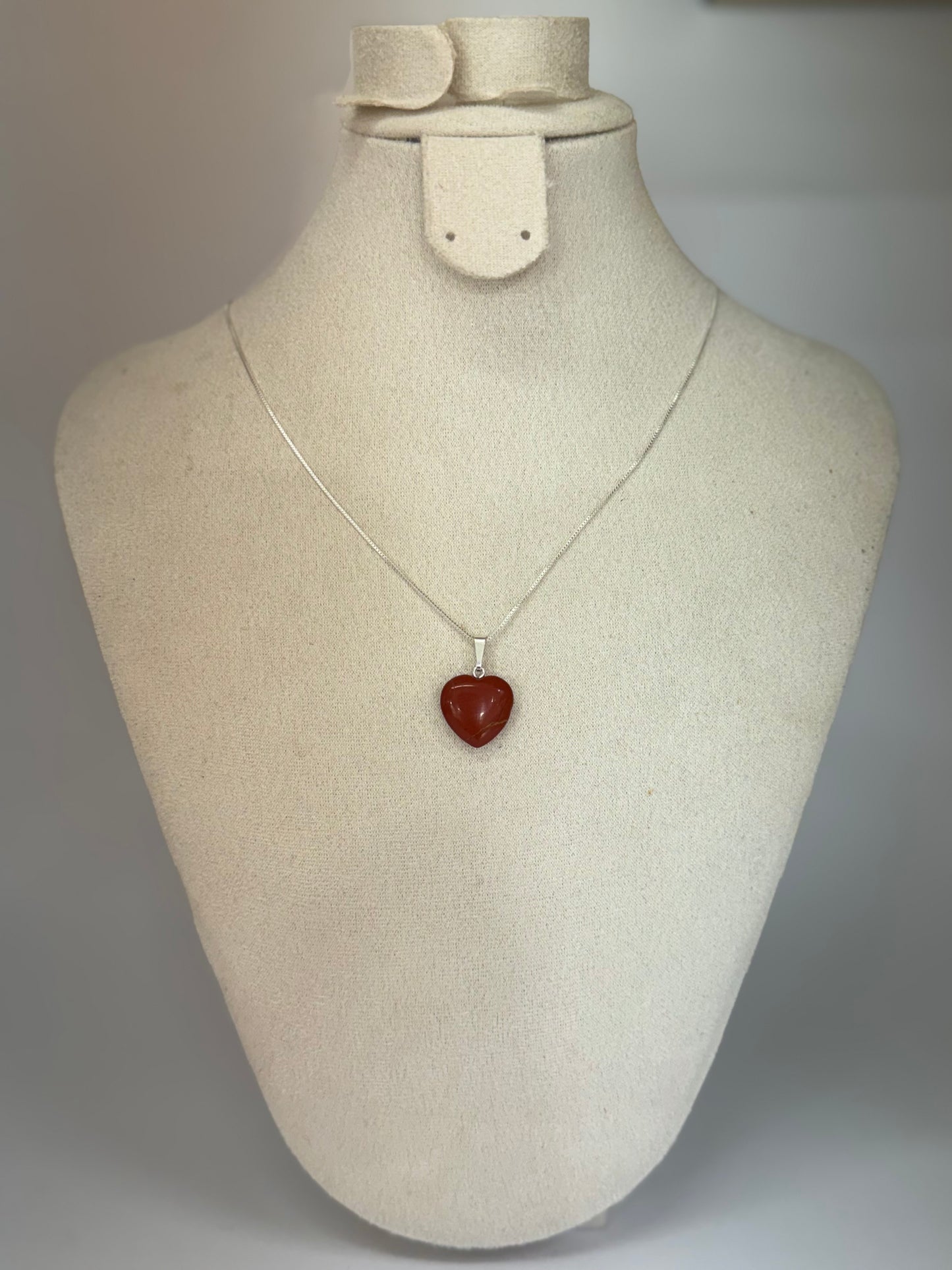 Pendentif Cœur en Jaspe Rouge – Ancrage & Stabilité
