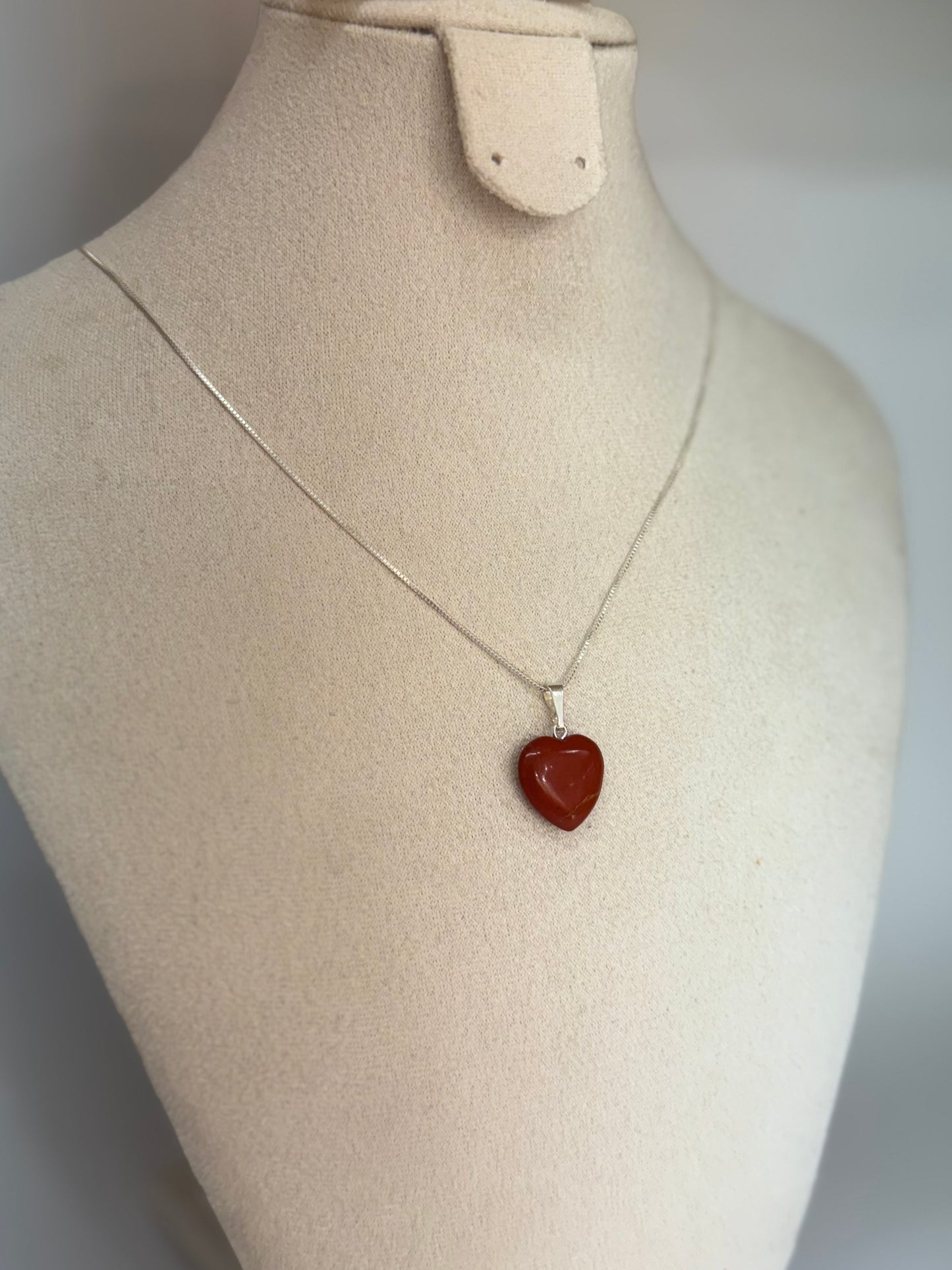 Pendentif Cœur en Jaspe Rouge – Ancrage & Stabilité