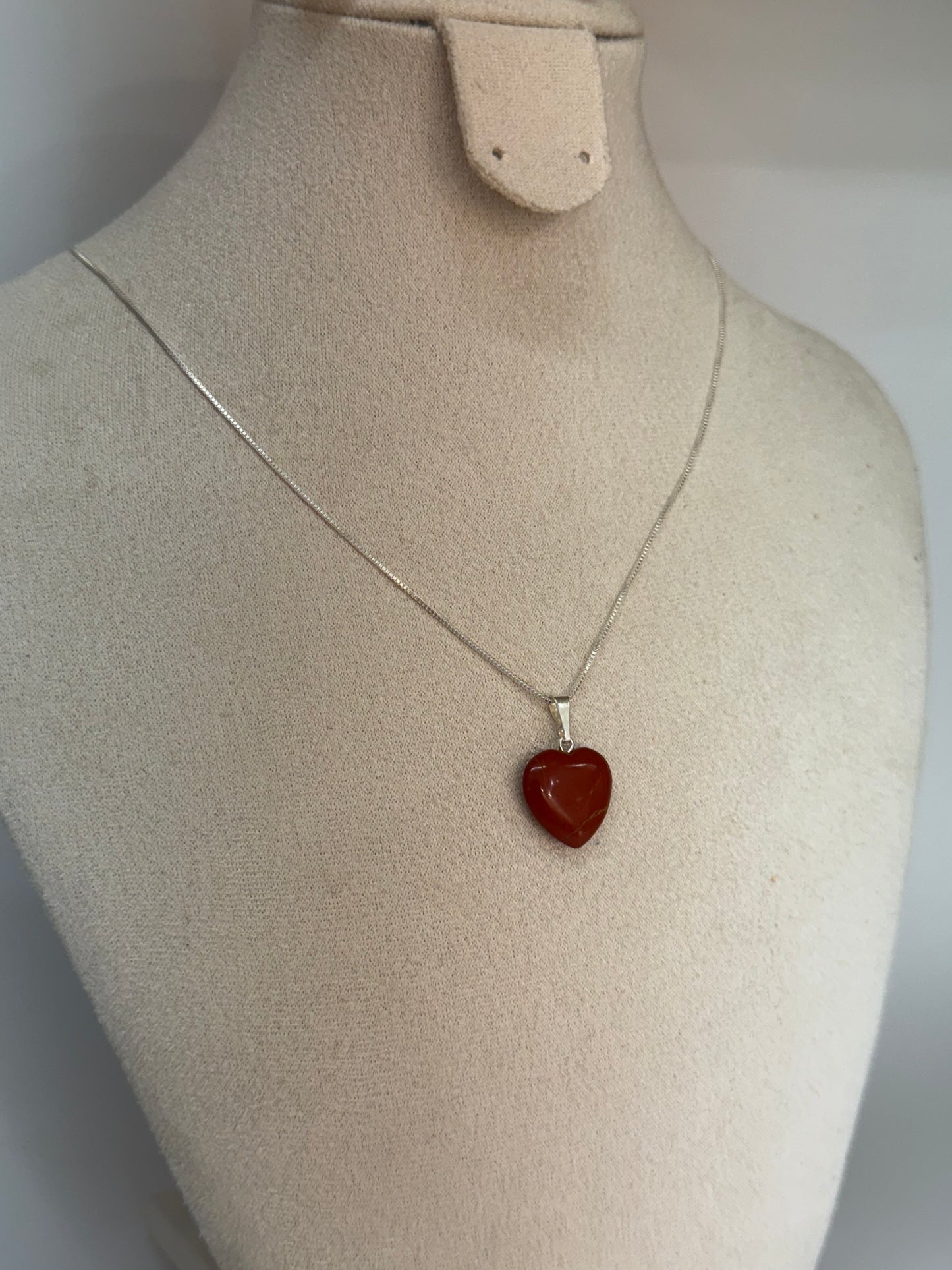Pendentif Cœur en Jaspe Rouge – Ancrage & Stabilité