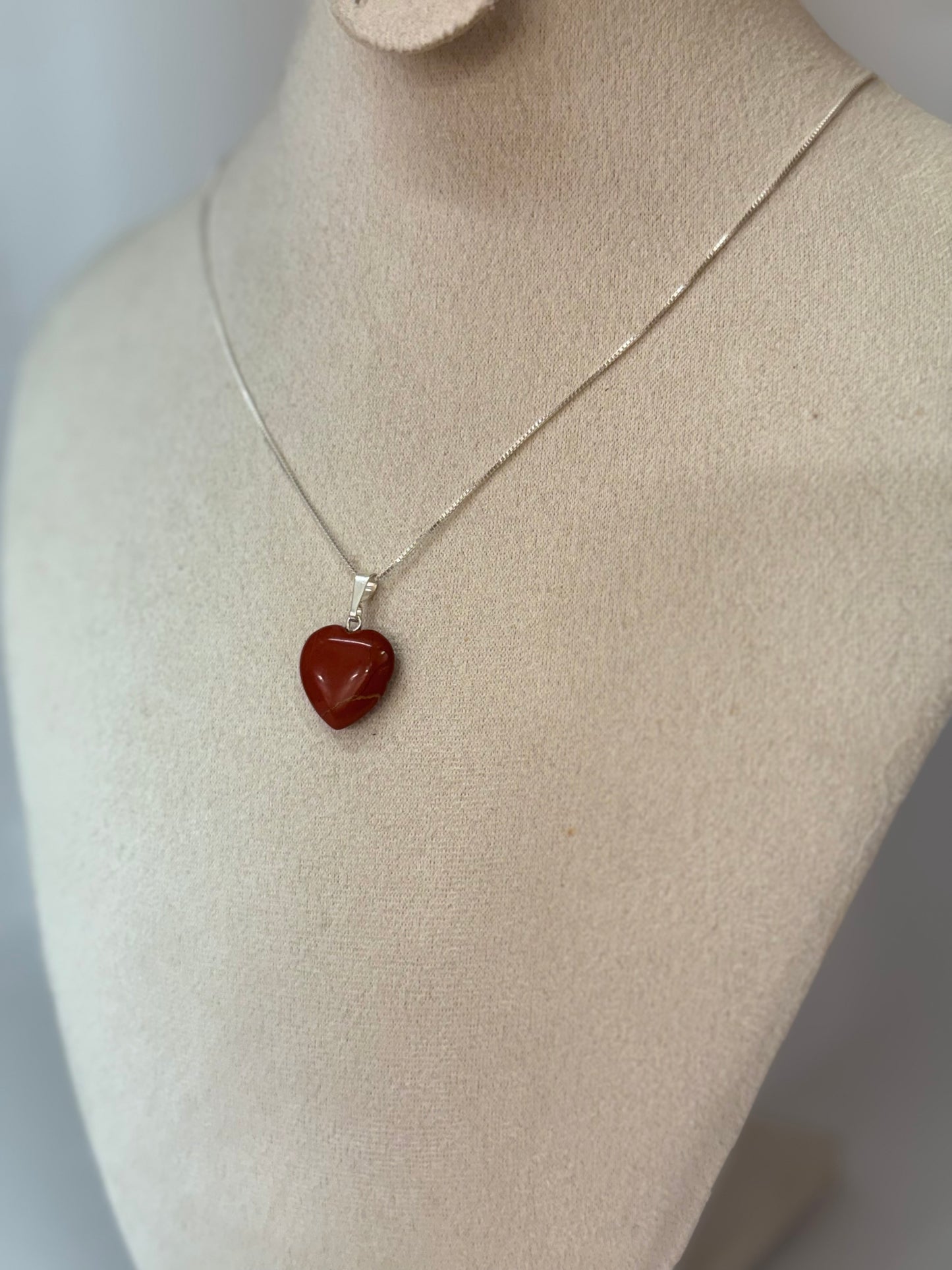 Pendentif Cœur en Jaspe Rouge – Ancrage & Stabilité