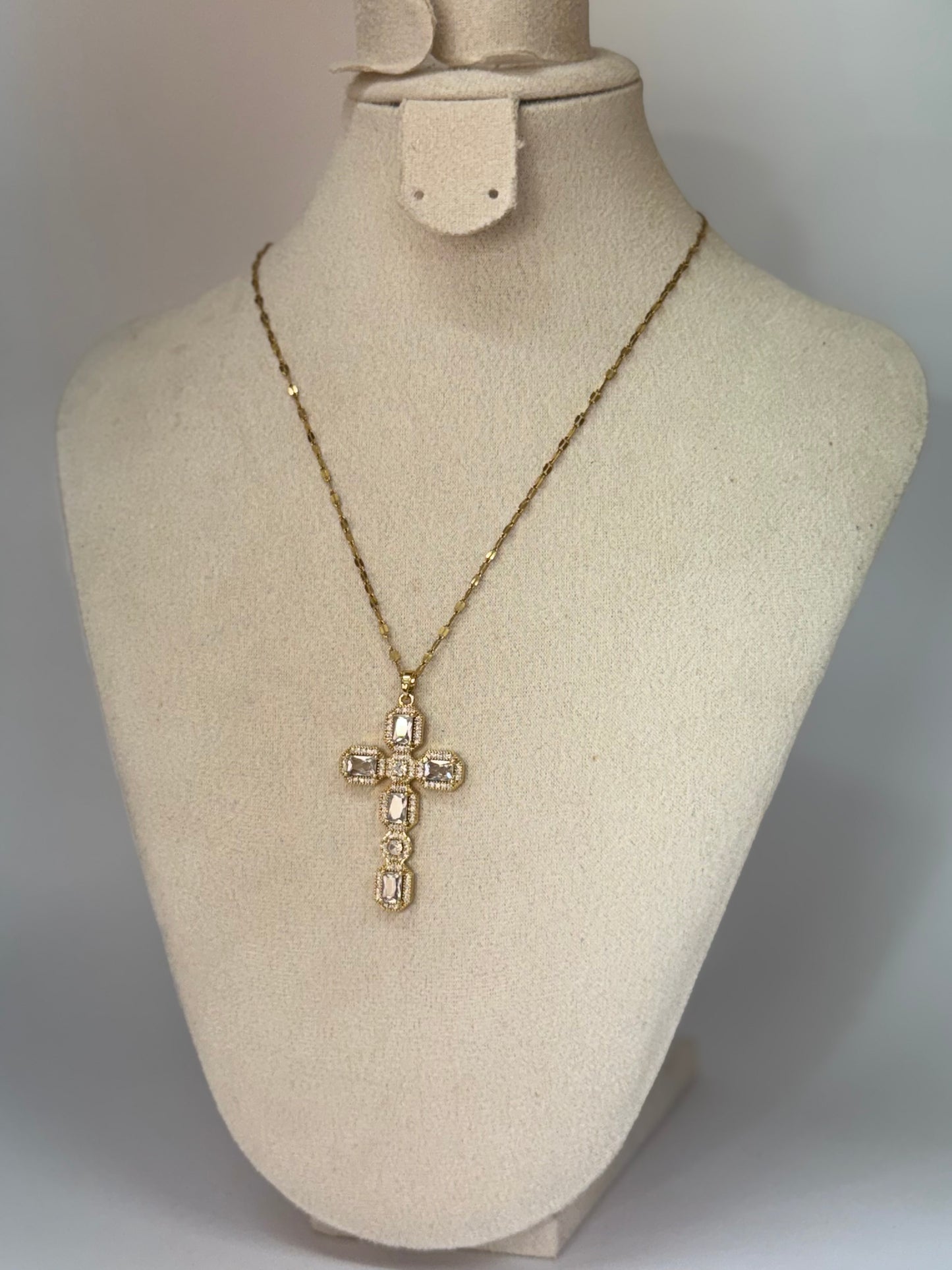 Collier Croix Doré – Zircons Rectangulaires