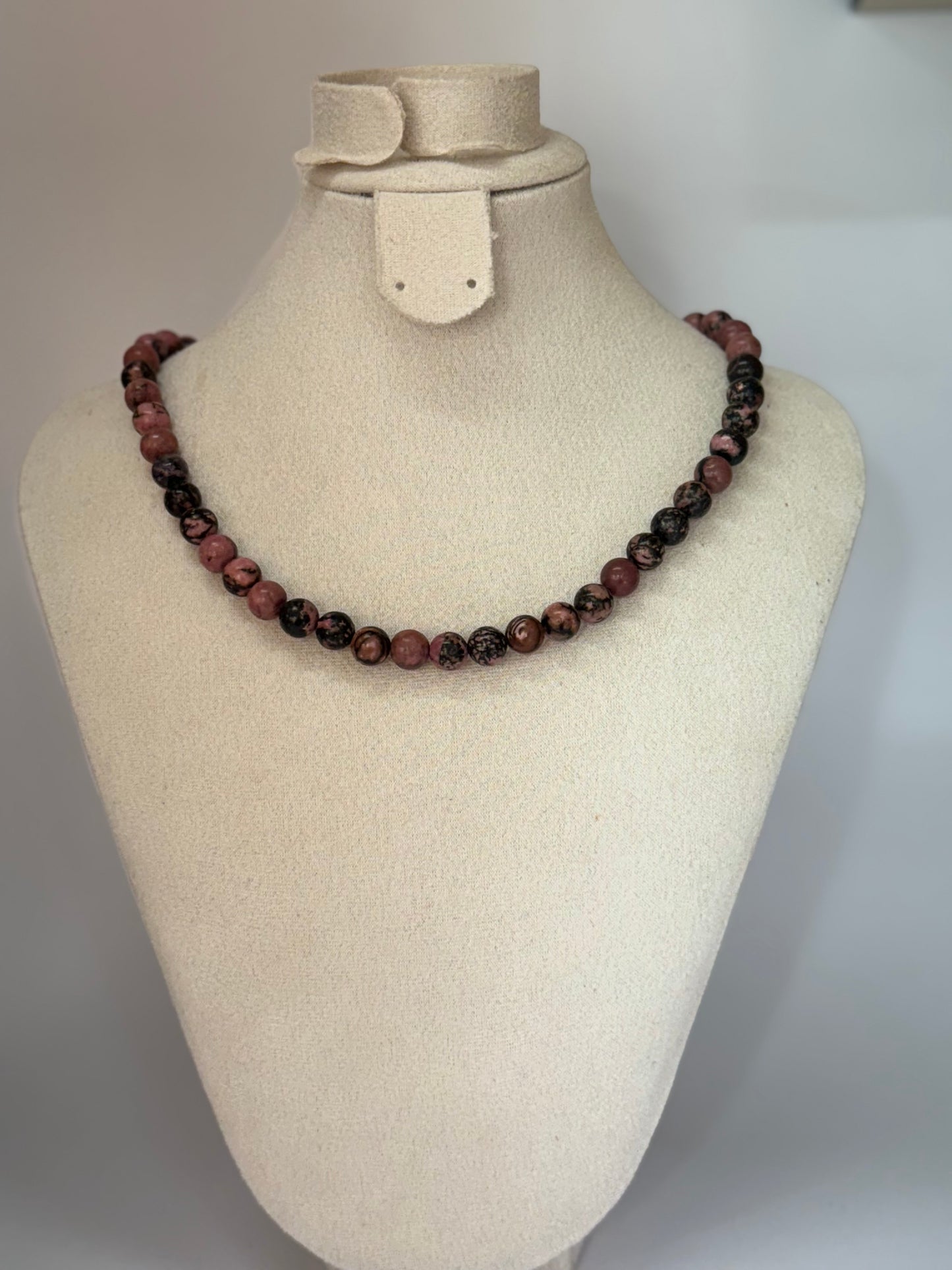 Collier en Rhodonite – Apaisement & Amour de soi
